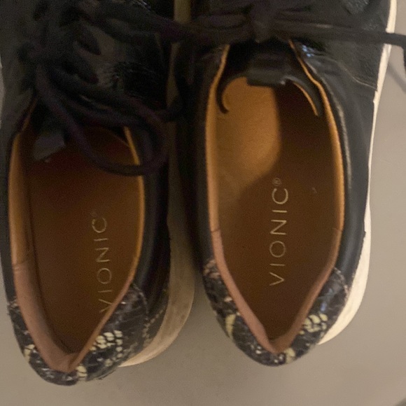 Vionic Simasa Black Leather Sneakers 7.5. Pre-Worn - Picture 3 of 5